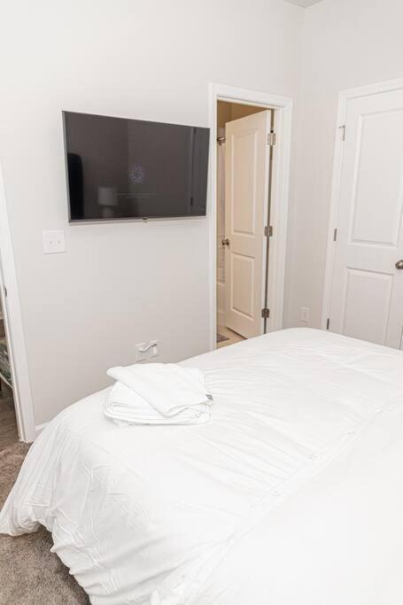 New Spacious 3 Bedroom Suite Garage Parking Free Wi-Fi Office Space And Patio View Дулут Экстерьер фото
